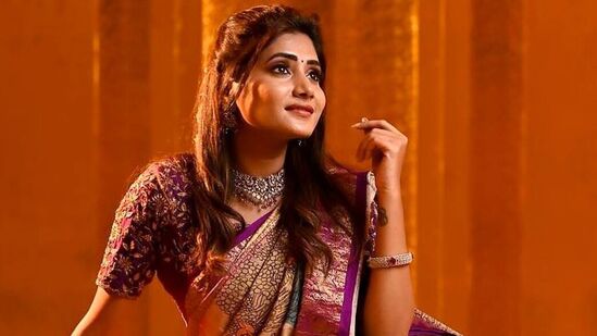 త‌మిళ సీరియ‌ల్ మ‌రుమ‌గ‌ల్‌కు రీమేక్‌గా నువ్వే కావాలి రూపొందుతోన్న‌ట్లు స‌మాచారం. ఈ సీరియ‌ల్‌లో వాసంతి కృష్ణ‌న్ అక్ష‌య పాత్ర‌లో క‌నిపించ‌బోతున్న‌ది.&nbsp;