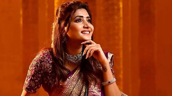 గ‌తంలో తెలుగులో సిరిసిరి మువ్వ‌లు, ఔను వాళ్లిద్ద‌రూ ఇష్ట‌ప‌డ్డారుతో పాటు మ‌రికొన్ని సీరియ‌ల్స్‌లో న‌టించింది వాసంతి కృష్ణ‌న్‌.
