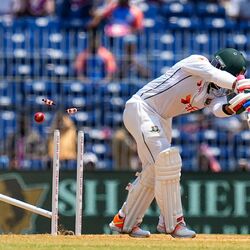 <p>India vs Bangladesh 1st Test: టీమిండియా బౌలర్ల ధాటికి బంగ్లాదేశ్ బ్యాటర్లు చేతులెత్తేశారు. తొలి ఇన్నింగ్స్ లో ఇండియాను 376 పరుగులకే కట్టడి చేసినా.. తర్వాత బుమ్రా, సిరాజ్, ఆకాశ్‌దీప్ ధాటికి బంగ్లా కేవలం 149 పరుగులే చేసింది.</p>
