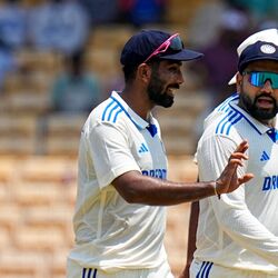 <p>Bumrah Record: బంగ్లాదేశ్ తో చెన్నై టెస్టు తొలి ఇన్నింగ్స్ లో జస్ప్రీత్ బుమ్రా బంతితో చెలరేగాడు. ఇన్నింగ్స్ తొలి ఓవర్ నుంచే వికెట్లు తీయడం మొదలుపెట్టాడు. మొత్తంగా బుమ్రా 4 వికెట్లు పడగొట్టాడు. ఈ క్రమంలో అతడు మరో రికార్డు సొంతం చేసుకున్నాడు.</p>