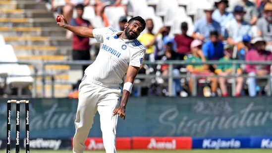 Bumrah Record: మూడు ఫార్మాట్లలో కలిపి 400 వికెట్లు తీసిన 10వ భారత బౌలర్ గా బుమ్రా నిలిచాడు. అనిల్ కుంబ్లే (953), రవిచంద్రన్ అశ్విన్ (744), హర్భజన్ సింగ్ (707), కపిల్ దేవ్ (687), జహీర్ ఖాన్ (597), రవీంద్ర జడేజా (570), జవగళ్ శ్రీనాథ్ (551), మహ్మద్ షమీ (448), ఇషాంత్ శర్మ (434) ఈ ఘనత సాధించారు.