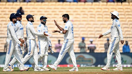 Bumrah Record: &nbsp;బంగ్లాదేశ్ తో చెన్నై టెస్టు తొలి ఇన్నింగ్స్ లో బుమ్రా 11 ఓవర్లు బౌలింగ్ చేసి 50 పరుగులిచ్చి 4 వికెట్లు పడగొట్టాడు. దీంతో బుమ్రా అంతర్జాతీయ క్రికెట్లో మూడు ఫార్మాట్లలో కలిపి 400 వికెట్ల మైలురాయిని అందుకున్నాడు.&nbsp;