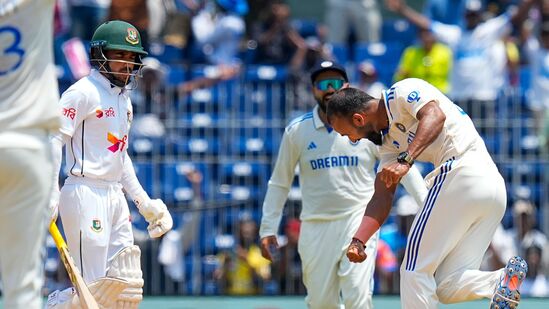 India vs Bangladesh 1st Test: టీమిండియా పేస్ బౌలర్ ఆకాశ్‌దీప్ రెండు వరుస వికెట్లు తీసి బంగ్లాదేశ్ పతనంలో తన వంతు పాత్ర పోషించాడు.