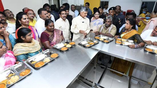 <p>అన్న కాంటీన్ ద్వారా అందిస్తున్న అన్నం ఇతర వంటకాలు ఏవిధంగా ఉన్నాయని సిఎం అడగ్గా భోజనం చాలా బాగుందని 5రూ.లకే మంచి ఆహారాన్ని అందించడం పట్ల వారు సింయకు ధన్యవాదాలు తెలియజేశారు. పూటకు కేవలం 5రూ.లకే రుచికరమైన, &nbsp;పౌష్ఠి కాహారాన్ని పరిశుభ్రమైన వాతావరణంతో కూడిన ప్రాంతంలో మూడు పూటలు కలిపి 15రూ.లకే అందిస్తున్నామని దేశంలో ఎక్కడా ఈవిధంగా లేదని అన్నారు.</p>
