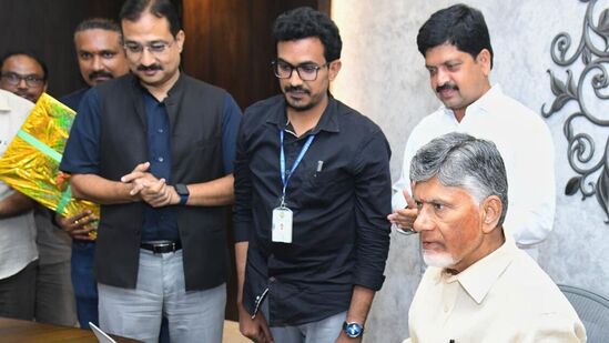 ఇసుక అక్రమంగా రవాణా చేసే వారిపై కఠిన చర్యలు తీసుకునేలా నిబంధనలు సవరిస్తున్నారు.&nbsp;