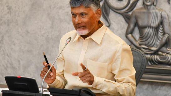 ఉచిత ఇసుక రవాణాలో రాష్ట్ర వ్యాప్తంగా లారీలకు నిర్దిష్ట ఛార్జీలను నిర్ణయించారు. వాటిని మాత్రమే రవాణాకు అమలు చేయాలి. అధికంగా వసూలు చేస్తే కేసులు నమోదు చేస్తారు. ప్రతి లారీకి జీపీఎస్‌ అనుసంధానం చేస్తారు.&nbsp;