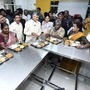 <p>అన్న కాంటీన్ ద్వారా అందిస్తున్న అన్నం ఇతర వంటకాలు ఏవిధంగా ఉన్నాయని సిఎం అడగ్గా భోజనం చాలా బాగుందని 5రూ.లకే మంచి ఆహారాన్ని అందించడం పట్ల వారు సింయకు ధన్యవాదాలు తెలియజేశారు. పూటకు కేవలం 5రూ.లకే రుచికరమైన, &nbsp;పౌష్ఠి కాహారాన్ని పరిశుభ్రమైన వాతావరణంతో కూడిన ప్రాంతంలో మూడు పూటలు కలిపి 15రూ.లకే అందిస్తున్నామని దేశంలో ఎక్కడా ఈవిధంగా లేదని అన్నారు.</p>