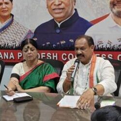 <p>వరంగల్‌ జిల్లా నేతల సమీక్షలో తెలంగాణ కాంగ్రెస్ చీఫ్‌ మహేష్‌ కుమార్ గౌడ్‌ కీలక వ్యాఖ్యలు చేశారు. స్థానిక సంస్థల ఎన్నికల్లో మెరుగైన ఫలితాలు రాకుంటే.. రాబోయే అసెంబ్లీ ఎన్నికల్లో టికెట్లు ఇవ్వబోమని స్పష్టం చేశారు. కొత్త, పాత నాయకులు కలిసి పని చేయాలని సూచించారు. పదవులు వచ్చిన వాళ్లు ఓ మెట్టు దిగి ప్రవర్తిచాలని స్పష్టం చేశారు. ప్రభుత్వ పథకాలను క్షేత్రస్థాయిలోకి తీసుకెళ్లాలని టీపీసీసీ చీఫ్‌ మహేష్‌ గౌడ్‌ నేతలకు సూచించారు.</p>