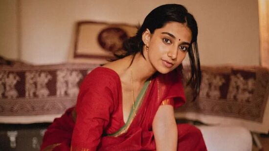 ఈ క్రైమ్ థ్రిల్ల‌ర్ మూవీలో వెంక‌టేష్ భార్య‌గా ఐశ్వ‌ర్య‌రాజేష్...ప్రియురాలిగా మీనాక్షి చౌద‌రి క‌నిపించ‌బోతున్న‌ది.&nbsp;