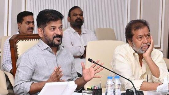 తెలంగాణలోని ప్రతి ఒక్కరికి హెల్త్ కార్డును ఇచ్చేందుకు ప్రభుత్వం సిద్ధమవుతోంది. ఈ స్కీమ్ ను త్వరలోనే పట్టాలెక్కించనుంది. రాష్ట్రంలోని ప్రతి గ్రామంలో వైద్య సిబ్బంది వివరాలను సేకరించనుంది.