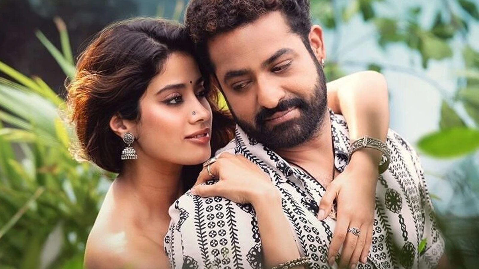 Devara First Review: ఎన్టీఆర్ దేవ‌ర ఫ‌స్ట్ రివ్యూ వ‌చ్చేసింది - సెకండాఫ్ ఊర‌మాస్ - ఆడియెన్స్‌కు పూన‌కాలే!