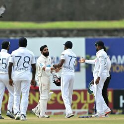 <p>WTC Points Table: స్వదేశంలో న్యూజిలాండ్ ను తొలి టెస్టులోనే శ్రీలంక మట్టి కరిపించింది. దీంతో డబ్ల్యూటీసీ టేబుల్లో భారీ మార్పులే జరిగాయి. మ్యాచ్ లో గెలిచిన శ్రీలంక మూడో స్థానానికి దూసుకురాగా.. న్యూజిలాండ్ నాలుగో స్థానానికి పడిపోయింది.</p>