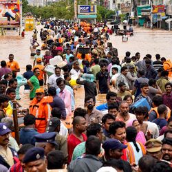 <p>ఏపీ ప్రజల్ని మరోసారి అల్పపీడనం హెచ్చరికలు భయపెడుతున్నాయి. రాష్ట్రంలోని పలు జిల్లాలకు ఐఎండి వర్షసూచనలు జారీ చేసింది. &nbsp;ఈ నెల ప్రారంభంలో వచ్చిన భారీ వర్షాలు ఏపీలోని విజయవాడతో పాటు తెలంగాణలోని ఖమ్మం జిల్లాలను అతలాకుతలం చేసింది.&nbsp;</p>