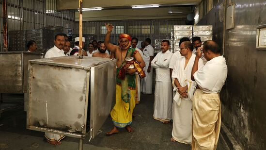 ఇవాళ సాయంత్రం 6 గంటలకు శ్రీవారి భక్తులు తమ ఇంటిలో దీపారాధన చేసే సమయంలో, క్షమా మంత్రాలైన.... ''ఓం నమో నారాయణాయ, ఓం నమో భగవతే వాసుదేవాయ, ఓం నమో వేంకటేశాయ'' లను &nbsp;పఠించి శ్రీవారి అనుగ్రహం పొందగలరన్నారు.( రిపోర్టింగ్ : జ‌గ‌దీశ్వర‌రావు జ‌ర‌జాపు, హిందుస్తాన్ టైమ్స్ తెలుగు)