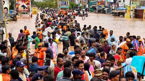 ఏపీ ప్రజల్ని మరోసారి అల్పపీడనం హెచ్చరికలు భయపెడుతున్నాయి. రాష్ట్రంలోని పలు జిల్లాలకు ఐఎండి వర్షసూచనలు జారీ చేసింది. &nbsp;ఈ నెల ప్రారంభంలో వచ్చిన భారీ వర్షాలు ఏపీలోని విజయవాడతో పాటు తెలంగాణలోని ఖమ్మం జిల్లాలను అతలాకుతలం చేసింది.&nbsp;