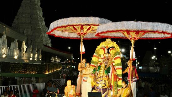టీటీడీ నిర్వహించే తిరుమల శ్రీవారి బ్రహ్మోత్సవాల నిర్వహణకు ముందే టీటీడీ పాలక మండలి నియామకాలు పూర్తి చేయాలని ప్రభుత్వం భావిస్తున్నా అవి ఎంత మేరకు కొలిక్కి వస్తాయో స్పష్టత లేదు. ఛైర్మన్‌, &nbsp;బోర్డు సభ్యులు సహా &nbsp;23మందికి పాలకమండలిలో చోటు దక్కుతుంది. &nbsp;పార్టీల బలాబలాలు, సీట్ల కేటాయింపు ఆధారంగా చూస్తే బీజేపీకి 2, జనసేనకు 5కు మించి టీటీడీ బోర్డు సభ్యత్వాలు వచ్చే అవకాశం లేదని చెబుతున్నారు. టీడీపీలో సైతం పలువురు ప్రముఖులు టీటీడీ పదవులపై ఆశలు పెట్టుకున్నారు.&nbsp;