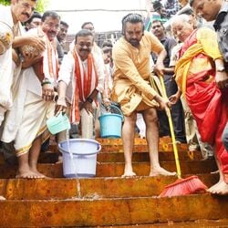 <p>కల్తీ నెయ్యి వ్యవహారం నేపథ్యంలో పవన్ చేపట్టిన ప్రాయశ్చిత్త దీక్షలో భాగంగా దుర్గగుడి మెట్లను శుభ్రం చేస్తున్న దృశ్యం</p>