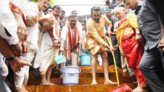 విజయవాడ ఇంద్రకీలాద్రి మెట్లను శుభ్రం చేస్తున్న పవన్ కళ్యాణ్