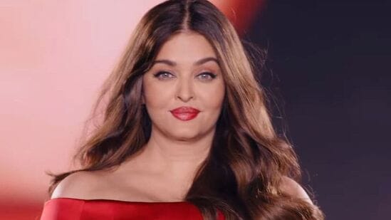 Aishwarya Rai Alia Bhatt: పారిస్ ఫ్యాషన్ వీక్ లో ఐశ్వర్య రాయ్ ఐదు పదుల వయసులోనూ ఇలా ఎంతో హాట్ గా కనిపించి మురిపించింది.