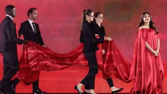Aishwarya Rai Alia Bhatt: చాన్నాళ్లుగా లోరియాల్ బ్రాండ్ అంబాసిడర్ గా ఉన్న ఐశ్వర్య రాయ్.. ఈ పారిస్ ఫ్యాషన్ వీక్ లో సాటిన్ రెడ్ గౌనులో ఇలా కనిపించింది.