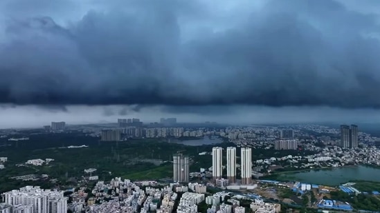 మరో 2 గంటల పాటు హైదరాబాద్ తో సహా రాష్ట్రంలోని పలు జిల్లాల్లో భారీ వర్షం కురిసే అవకాశం ఉందని హైదరాబాద్ వాతావరణ కేంద్రం అధికారులు తెలిపారు. ఉరుములు, మెరుపులతో కూడిన వర్షం పడుతుందని ప్రజలు అప్రమత్తంగా ఉండాలని సూచించారు.