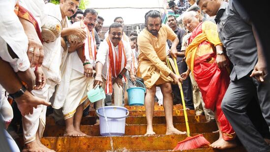 కల్తీ నెయ్యి వ్యవహారం నేపథ్యంలో పవన్ చేపట్టిన ప్రాయశ్చిత్త దీక్షలో భాగంగా దుర్గగుడి మెట్లను శుభ్రం చేస్తున్న దృశ్యం