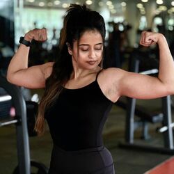 <p>మంచి లైఫ్ స్టైల్ ఉన్న చైత్ర స్ట్రిక్ట్ డైట్ పాటిస్తూ ఫిట్ నెస్ విషయంలో కూడా ముందుంటోంది. తాజాాగా జిమ్‌లో చెమటలు పట్టిస్తోన్న పిక్స్ షేర్ చేసింది. అందులో తన బాడీతోపాటు బైెసెప్స్ చూపిస్తూ అట్రాక్ట్ చేసింది.&nbsp;</p>