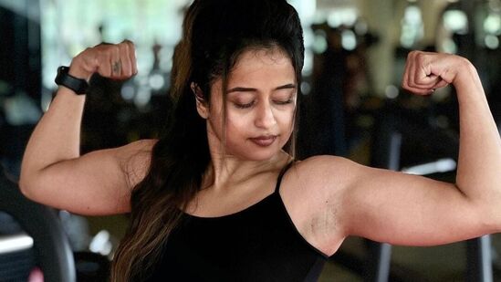 మంచి లైఫ్ స్టైల్ ఉన్న చైత్ర స్ట్రిక్ట్ డైట్ పాటిస్తూ ఫిట్ నెస్ విషయంలో కూడా ముందుంటోంది. తాజాాగా జిమ్‌లో చెమటలు పట్టిస్తోన్న పిక్స్ షేర్ చేసింది. అందులో తన బాడీతోపాటు బైెసెప్స్ చూపిస్తూ అట్రాక్ట్ చేసింది.&nbsp;