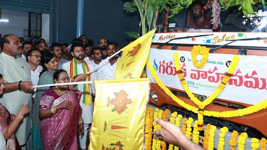 జీడిపప్పు లారీలను జెండా ఊపి ప్రారంభిస్తున్న మంత్రులు రామ్మోహన్ నాయుడు, అచ్చెన్నాయుడు