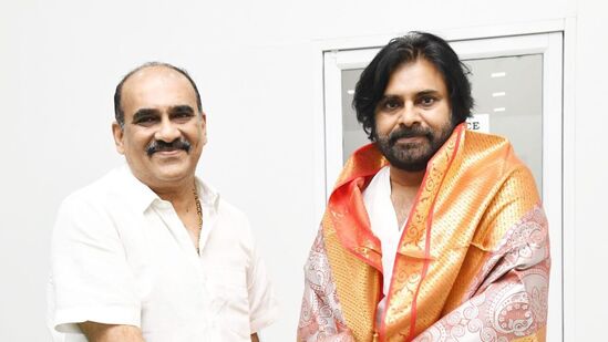 ఇటీవలనే వైసీపీకి మాజీ మంత్రి బాలినేని శ్రీనివాస్ రెడ్డి రాజీనామా చేసిన సంగతి తెలిసిందే. ఆ వెంటనే పవన్ కల్యాణ్ తో భేటీ అయ్యారు. ఎలాంటి డిమాండ్లు లేకుండానే జనసేనలో చేరుతున్నట్లు కూడా ప్రకటించారు. ఆ తర్వాత సామినేని ఉదయభానుతో పాటు కిలారి రోశయ్య కూడా వైసీపీకి రాజీనామా చేశారు.