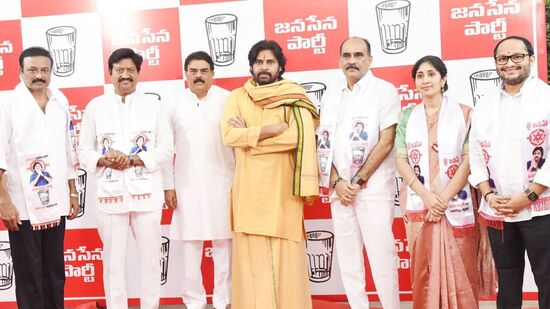 ఇటీవలే వైసీపీని వీడిన ముగ్గురు &nbsp;కీలక నేతలు గురువారం జనసేన పార్టీలో చేరారు. వీరికి ఆ పార్టీ అధినేత, డిప్యూటీ సీఎం పవన్ కల్యాణ్ కండువాలు కప్పి పార్టీలోకి ఆహ్వానించారు.