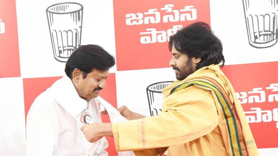 మాజీ మంత్రి బాలినేని శ్రీనివాస రెడ్డి, మాజీ ఎమ్మెల్యేలు సామినేని ఉదయభాను, కిలారి రోశయ్య జనసేనలో చేరారు. &nbsp;విజయనగరం జిల్లా నుంచి అవనపు విక్రమ్ దంపతులు కూడా జనసేన కండువా కప్పుకున్నారు.