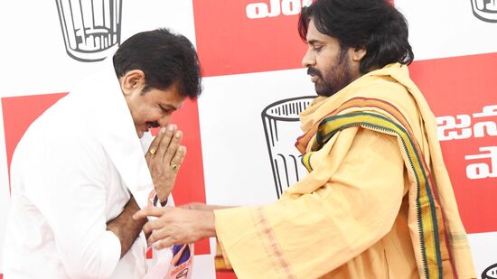 కొత్తగా వచ్చిన నేతలకు &nbsp;పార్టీ కండువాలు కప్పి సాదరంగా ఆహ్వానించారు జనసేన అధ్యక్షుడు పవన్ కల్యాణ్. పాత, కొత్త అనే తేడా లేకుండా నేతలంతా కలిసి ఐక్యమత్యంగా పని చేయాలని దిశానిర్దేశం చేశారు.