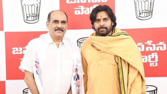 నాయ‌కులతో పాటు వారి వెంట వచ్చిన కార్యకర్తలతో మంగళగిరి వద్ద ఉన్న జ‌న‌సేన కార్యాల‌యం వ‌ద్ద కోలాహ‌లం కనిపించింది. వీరి చేరికల కార్యక్రమానికి మంత్రి నాదెండ్ల మనోహర్ అధ్యక్షత వహించారు.&nbsp;