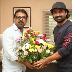 <p>Devara Success Celebrations: దేవర మూవీకి వచ్చిన పాజిటివ్ టాక్ తో టీమ్ అప్పుడే సెలబ్రేషన్స్ మొదలు పెట్టింది. డైరెక్టర్ కొరటాల శివకు ప్రొడ్యూసర్ కల్యాణ్ రామ్ ఇలా ఓ బొకే ఇచ్చాడు.</p>