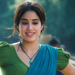 <p>కమర్షియల్ హిట్ కోసం సుదీర్ఘకాలంగా ఎదురుచూస్తున్న జాన్వీ కపూర్‌కి మళ్లీ నిరాశే ఎదురైంది. జూనియర్ ఎన్టీఆర్‌తో కలిసి ఆమె నటించిన దేవర-1 శుక్రవారం విడుదలై మిక్స్‌డ్ టాక్‌ సొంతం చేసుకుంది.</p>