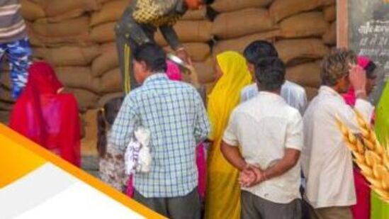 కొత్త రేషన్ కార్డుల జారీకి సంబంధించి తాజాగా రాష్ట్ర పౌరసరఫరాల శాఖ మంత్రి ఉత్తమ్ కుమార్ రెడ్డి కీలక ప్రకటన చేశారు.రేషన్ కార్డులు, హెల్త్ కార్డుల కోసం ప్రజలు మంత్రితో ముఖాముఖి కార్యక్రమానికి రావాల్సిన అవసరంలేదన్నారు. వాటి మంజూరుకు సంబంధించి త్వరలోనే గ్రామాలు, వార్డుల్లో ప్రభుత్వం ప్రత్యేకంగా సమావేశాలు నిర్వహిస్తుందని తెలిపారు..&nbsp;