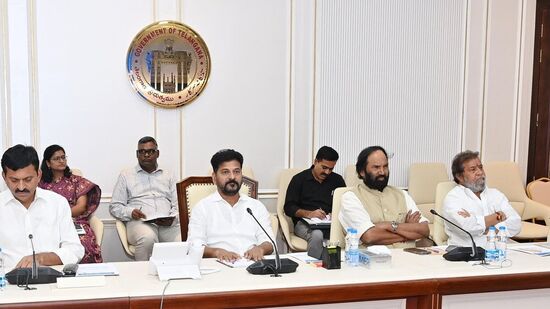 అర్హులంద‌రికీ డిజిట‌ల్ రేష‌న్ కార్డులు ఇచ్చేదానిపై ఇటీవలే మంత్రులతో సీఎం రేవంత్ రెడ్డి చర్చించారు. ఈ అంశంపై త్వ‌ర‌లోనే మ‌రోసారి స‌మీక్ష నిర్వ‌హించాల‌ని నిర్ణ‌యించారు. అక్టోబర్ 2 నుంచే దరఖాస్తులను స్వీకరించేందుకు సిద్ధం కావాలని కూడా సూచించారు.