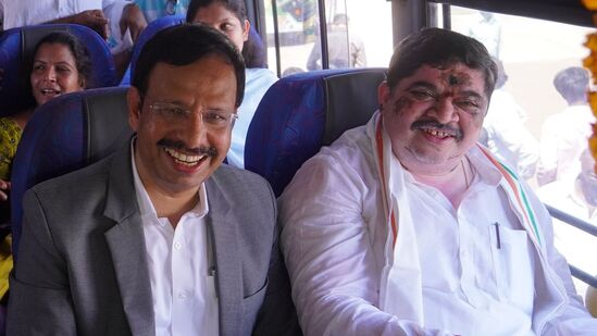 కరీంనగర్ నుంచి హైదరాబాద్ రూట్ లో 35 బస్సులను రాష్ట్ర రవాణా శాఖ మంత్రి పొన్నం ప్రభాకర్, ఆర్టీసీ ఎండీ సజ్జనార్ ప్రారంభించారు. హైదరాబాద్ ఇన్నర్ రింగ్ రోడ్డు పరిధిలో ఎలక్ట్రిక్ బస్సులనే నడపాలని ప్రభుత్వం లక్ష్యంగా పెట్టుకుందని మంత్రి తెలిపారు.