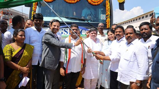 ఆర్టీసీని ప్రైవేట్ పరం చేసే ప్రసక్తే లేదని సంస్థ ఎండి సజ్జనార్ స్పష్టం చేశారు. ఎలక్ట్రిక్ బస్సులను ప్రైవేట్ సంస్థ ఆపరేటింగ్ చేస్తునప్పటికీ.. ఆర్టీసీ కంట్రోల్ లోనే నడుస్తాయని తెలిపారు.&nbsp;