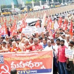 <p>విశాఖ‌ప‌ట్నంలో జీవీఎంసీ గాంధీ విగ్ర‌హం వ‌ద్ద వేలాది మంది కాంట్రాక్టు ఉద్యోగులు &nbsp;మ‌హాధ‌ర్నా చేప‌ట్టారు. సీఐటీయూ రాష్ట్ర ప్ర‌ధాన కార్య‌ద‌ర్శి సీహెచ్ న‌ర్సింగరావు మాట్లాడుతూ రాష్ట్ర ప్ర‌భ‌తు్వం అతి త‌క్క‌వ వేత‌నాలు ఇచ్చి కాంట్రాక్ట్‌, ఔట్ సోర్సింగ్ ఉద్యోగుల‌తో ప‌ని చేయించుకుంటుంద‌ని విమ‌ర్శిచారు. ఇఎస్ఐ, పీఎఫ్, గ్రాట్యూటీ, ఎరియ‌ర్స్‌, డీఏ, రిటైర్‌మెంట్ బెనిఫిట్లు ఏమీ వ‌ర్తించ‌టం లేద‌ని పేర్కొన్నారు.</p>