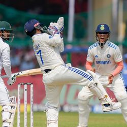 <p>రెండో ఇన్నింగ్స్‌లో బంగ్లాదేశ్ టీమ్ పేకమేడని తలపిస్తూ వికెట్లు చేజార్చుకుంది. ఓపెనర్ షదామన్ ఇస్లామ్ 101 బంతుల్లో 10 ఫోర్ల సాయంతో 50 పరుగులు చేసినా.. మిగిలిన బ్యాటర్లు చేతులెత్తేశారు. దాంతో బంగ్లాదేశ్ టీమ్ రెండో ఇన్నింగ్స్‌లో 146 పరుగులకే ఆలౌటైంది.&nbsp;</p>