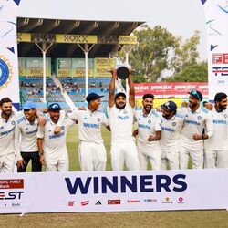 <p>Ind vs Ban: కాన్పూర్ టెస్టు డ్రాగా ముగియడం ఖాయమనుకున్నా.. తొలి ఇన్నింగ్స్ లో టీ20 స్టైల్లో చెలరేగి.. బంగ్లాను ఒత్తిడిలోకి నెట్టి రెండో ఇన్నింగ్స్ లో వాళ్లను తక్కువ స్కోరుకే కట్టడి చేసి చివరి రోజు విజయం సాధించింది.</p>