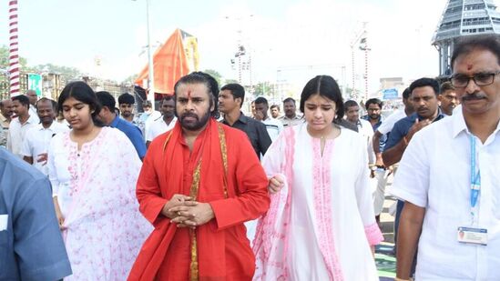 తండ్రి పవన్ కళ్యాణ్‌తో కలిసి తిరుమల శ్రీవారి దర్శనానికి వెళుతున్న ఆద్య, అంజనీ
