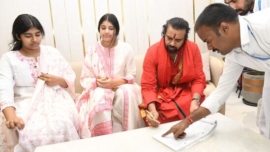కుమార్తె తరపున డిక్లరేషన్‌పై సంతకం చేస్తున్న పవన్ కళ్యాణ్‌