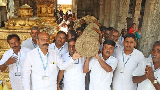 &nbsp;బ్రహ్మోత్సవాల ఆరంభానికి సూచికగా ధ్వజారోహణం నిర్వహిస్తారు. ఈ సందర్భంగా ధ్వజస్తంభంపైకి గరుడ పతాకం ఎగురవేసి ముక్కోటి దేవతలను బ్రహ్మోత్సవాలకు ఆహ్వానిస్తారు. రుత్వికులు వేద మంత్రాలతో దర్భ చాపను ధ్వజస్తంభం చుట్టూ చుడతారు. దర్భతో పేనిన తాడును ధ్వజస్తంభంపై వరకు చుడతారు. వీటి తయారీ కోసం టిటిడి అటవీ శాఖ 10 రోజుల ముందునుంచే కసరత్తు చేస్తుంది. దర్భలో శివ దర్భ, విష్ణు దర్భ అనే రెండు రకాలు ఉండగా, తిరుమలలో విష్ణు దర్భను ఉపయోగిస్తారు.