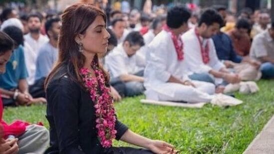 2021లో నాగచైతన్యతో విడాకులు తీసుకున్న సమంత.. ఆ తర్వాత అనారోగ్య సమస్యలు, వివాదాలతో చాలా ఇబ్బందులు ఎదుర్కోవాల్సి వచ్చింది. ఒకానొక దశలో ప్రశాంతత కోసం సద్గురు ఆశ్రమంలో కొన్ని రోజులు గడిపింది.&nbsp;