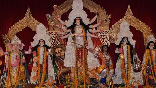పంచాంగం ప్రకారం నవరాత్రులు అక్టోబర్ 3, గురువారం ప్రారంభమై అక్టోబర్ 12 వరకు కొనసాగుతాయి. ఈ సమయంలో కొన్ని గ్రహాలు సంచరిస్తాయి. జ్యోతిషశాస్త్రం ప్రకారం తొమ్మిది వేర్వేరు గ్రహాలు వేర్వేరు సమయాల్లో వివిధ రాశులు, &nbsp;నక్షత్రరాశులకు పరివర్తన చెందుతాయి. ఇది అన్ని రాశులను ప్రభావితం చేస్తుంది.&nbsp;