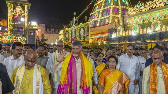 బ్రహ్మోత్సవాల్లో స్వామి వారిని దర్శనం చేసుకున్న ముఖ్యమంత్రి చంద్రబాబు దంపతులు