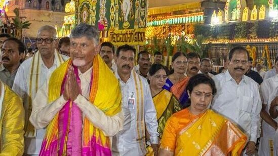 తిరుమల శ్రీవారిని దర్శనం చేసుకుని వస్తున్న ముఖ్యమంత్రి దంపతులు